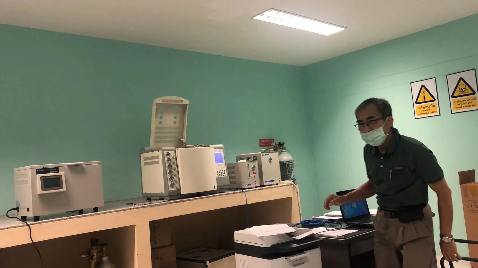 De que partes do cromatógrafo a gás geralmente consistem?